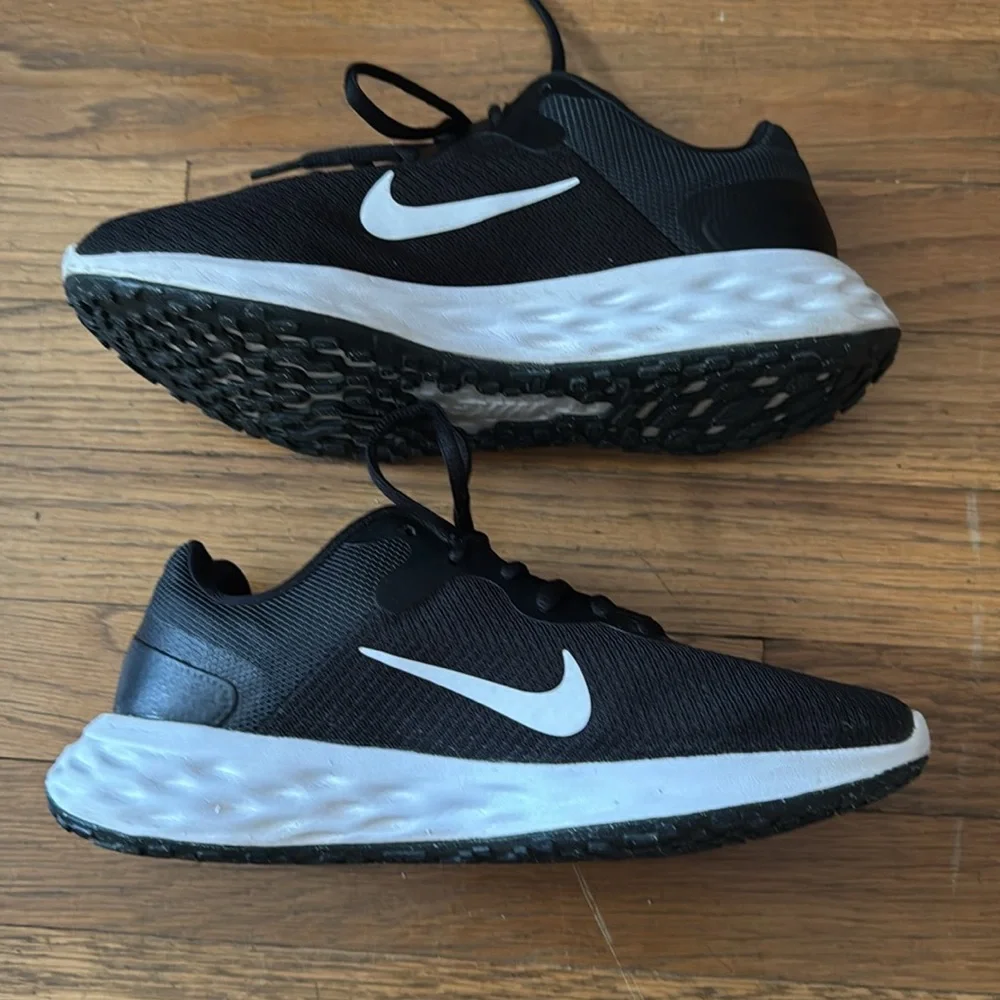 👟Women’s Nike Revolution 6 black/white running shoes. Size 7.5M.